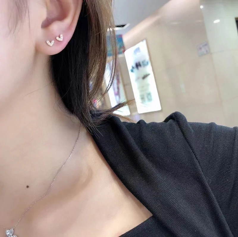 LUOWEND Real 18K Solid White Gold Stud Earrings Female Diamond Earring Classic Style Engagement Party Jewelry Design
LUOWEND Real 18K Solid White Gold Stud Earrings Female Diamond Earring Classic Style Engagement Party Jewelry Design
