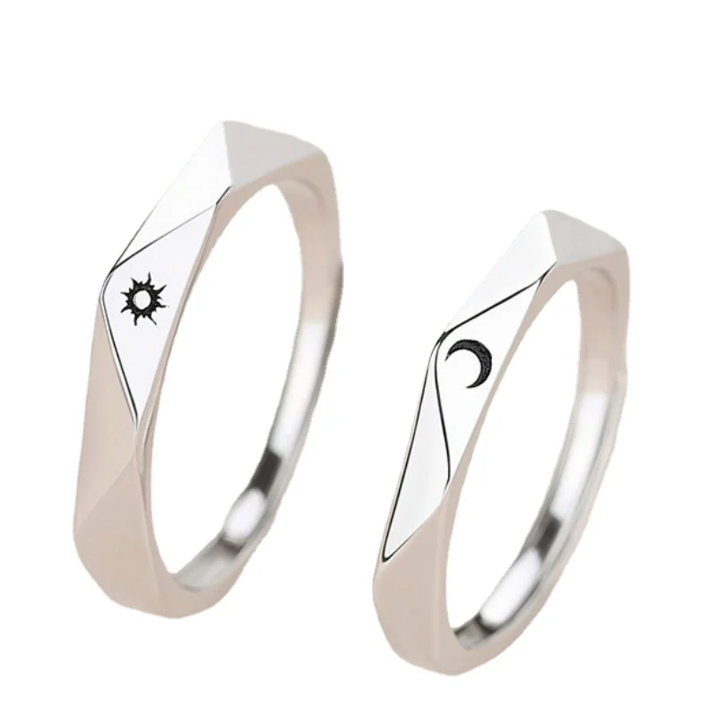 Finger fire Simple and fashionable 925 Silver Diamond Sun Moon ring, silver plated temperament simple couple
Finger fire Simple and fashionable 925 Silver Diamond Sun Moon ring, silver plated temperament simple couple