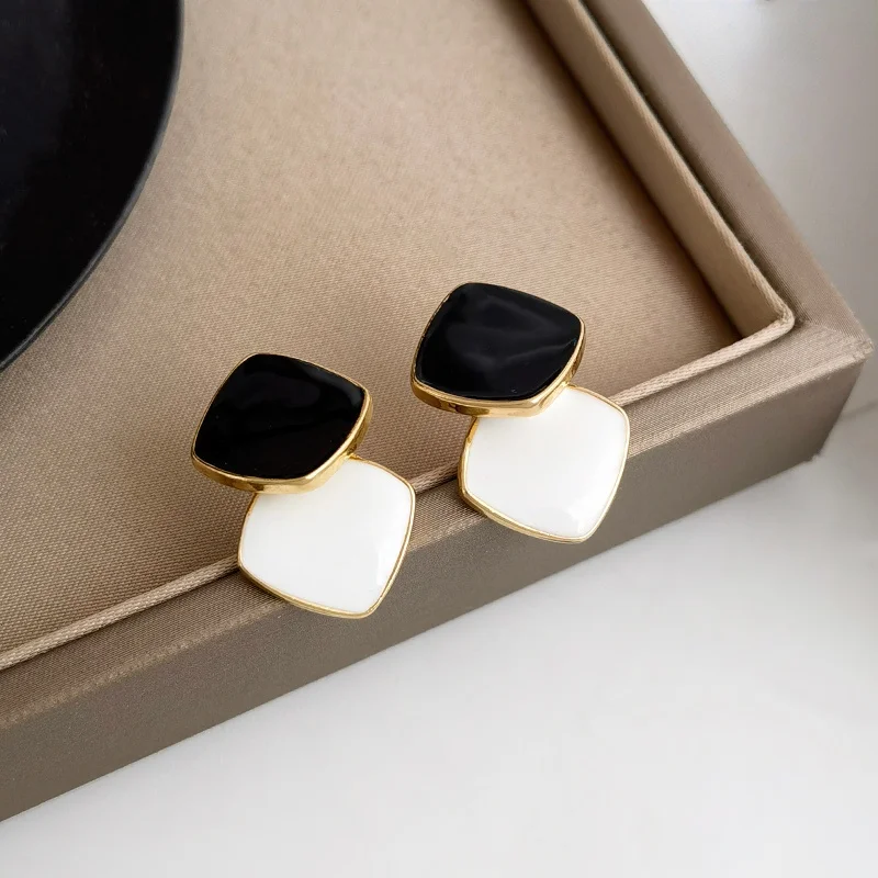 S925 needle Fashion Jewelry Black White Earrings 2021 New Trend Hot Selling Golden Geometric Drop Earrings For Girl Lady Gifts
S925 needle Fashion Jewelry Black White Earrings 2021 New Trend Hot Selling Golden Geometric Drop Earrings For Girl Lady Gifts