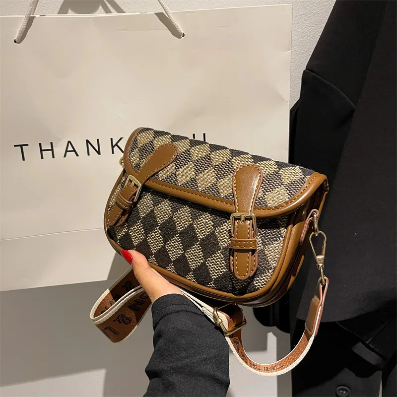 2021 New Tide Of Fashion Is Popular This Year Qiu Dong Minority One Shoulder Inclined Shoulder Bag Checked Saddle Bags
2021 New Tide Of Fashion Is Popular This Year Qiu Dong Minority One Shoulder Inclined Shoulder Bag Checked Saddle Bags