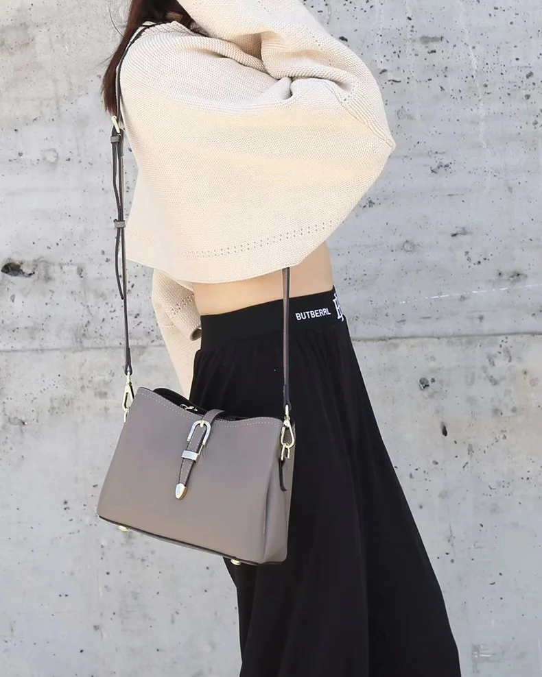 New fashion women's bag belt decoration versatile messenger single shoulder bag leather Commuter Bag
New fashion women's bag belt decoration versatile messenger single shoulder bag leather Commuter Bag