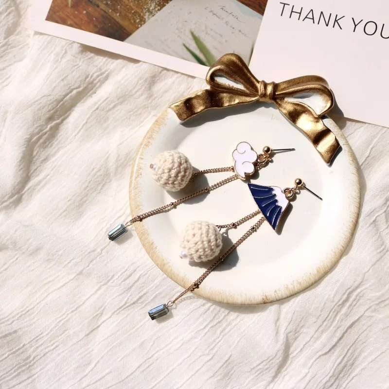 Japanese Knitting Wool Ball Asymmetric Earrings for Women Blue White Enamel Fuji Mountain Cloud Long Drop Earrings Oorbellen
Japanese Knitting Wool Ball Asymmetric Earrings for Women Blue White Enamel Fuji Mountain Cloud Long Drop Earrings Oorbellen