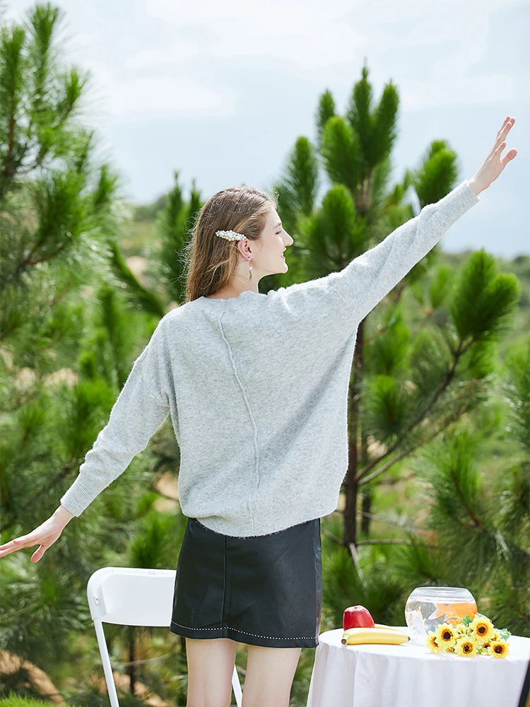 Casual cashmere sweater long sleeves solid grey loose knit sweaters 2020 new women's autumn winter wear knitwear
Casual cashmere sweater long sleeves solid grey loose knit sweaters 2020 new women's autumn winter wear knitwear