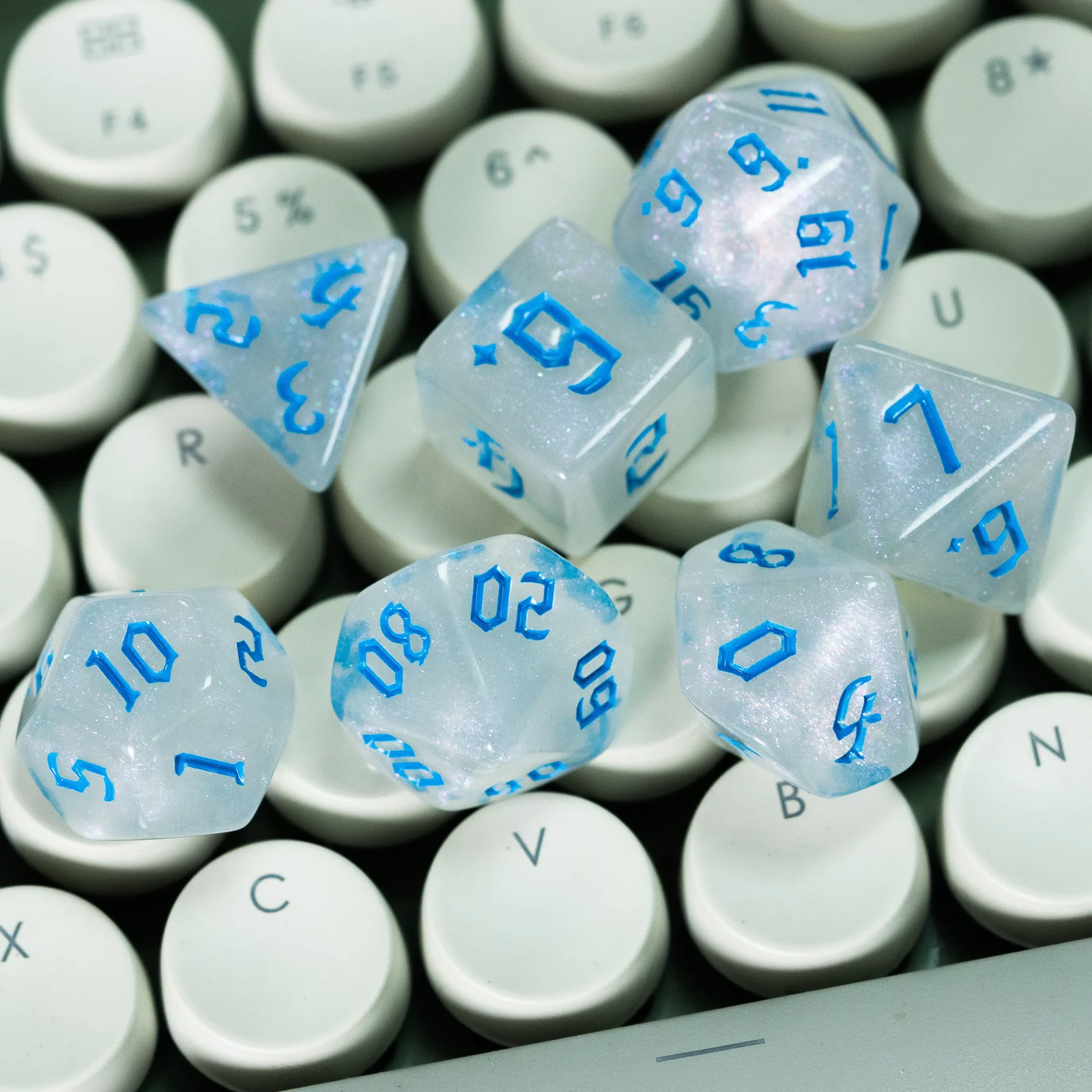 Poludie 7Pcs/Set Blue Font DND Dice Set D4 D6 D8 D10 D% D12 D20 Translucent Polyhedral Dice for Role Playing Board Game RPG MTG
Poludie 7Pcs/Set Blue Font DND Dice Set D4 D6 D8 D10 D% D12 D20 Translucent Polyhedral Dice for Role Playing Board Game RPG MTG