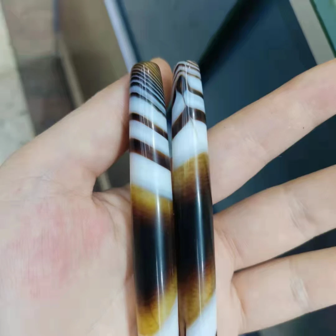 2pcs/lot the same stone cut and polished long brown and white striped agate beads strand beads Dzi bead rare precious Collection
2pcs/lot the same stone cut and polished long brown and white striped agate beads strand beads Dzi bead rare precious Collection