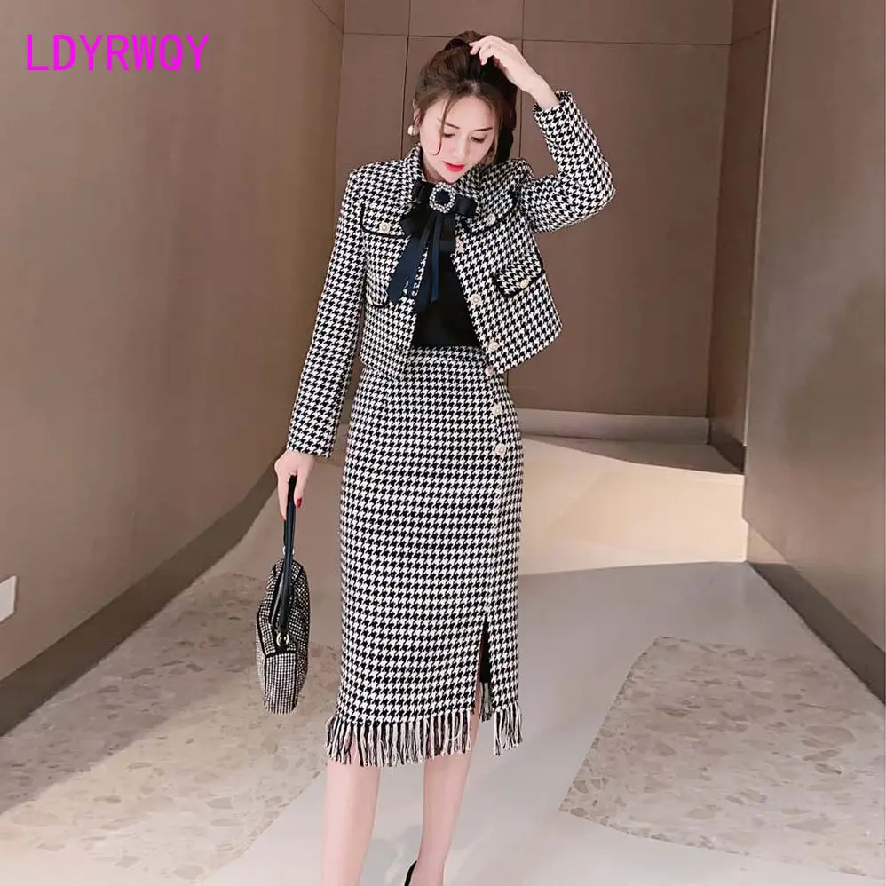Two-piece suit skirt temperament autumn and winter 2021 new female houndstooth coat celebrity design
Two-piece suit skirt temperament autumn and winter 2021 new female houndstooth coat celebrity design