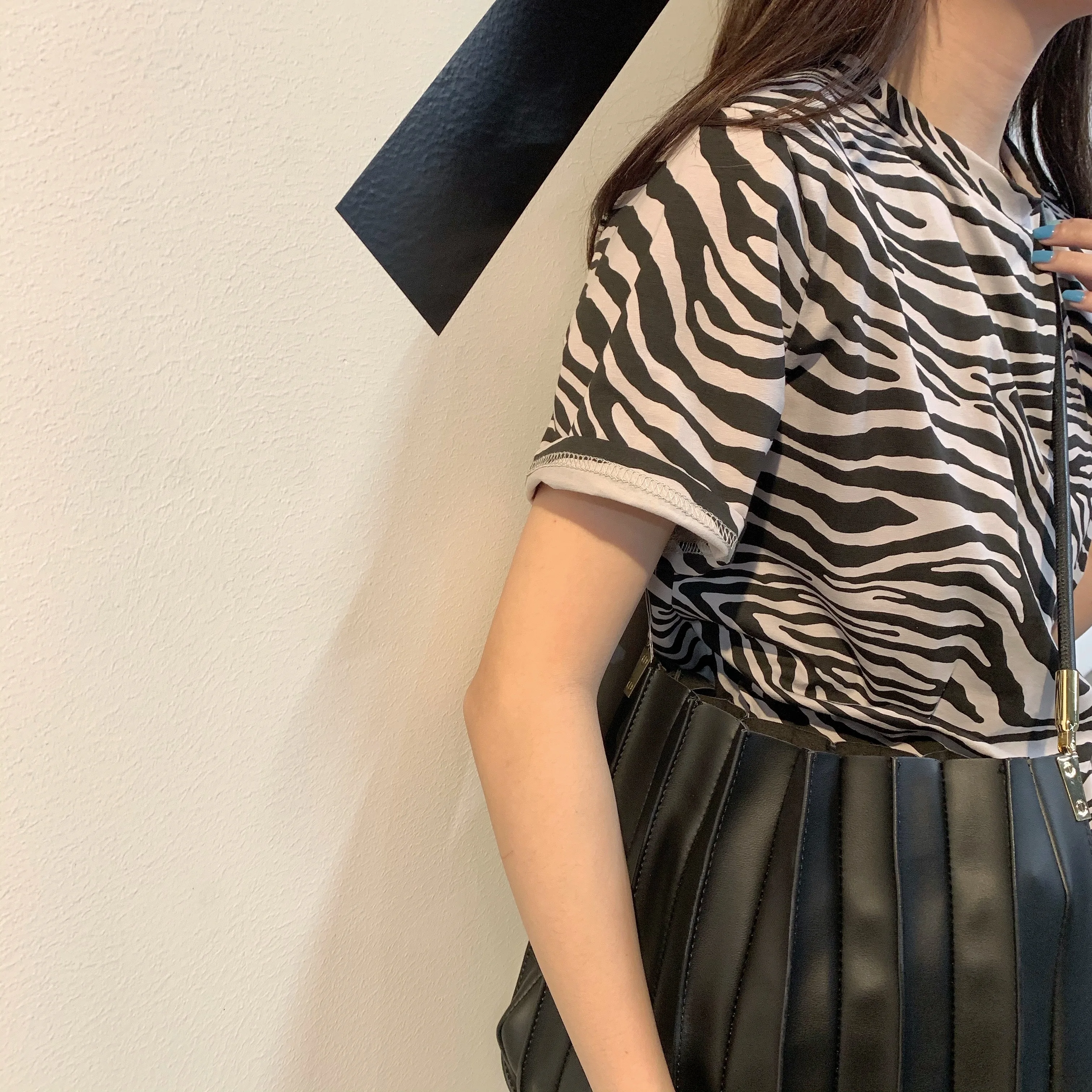 2020 Summer New Korean Ins Retro Short-sleeved T-shirt Female Hong Kong Style Round Neck Casual Loose Striped Shirt Women Tide
2020 Summer New Korean Ins Retro Short-sleeved T-shirt Female Hong Kong Style Round Neck Casual Loose Striped Shirt Women Tide