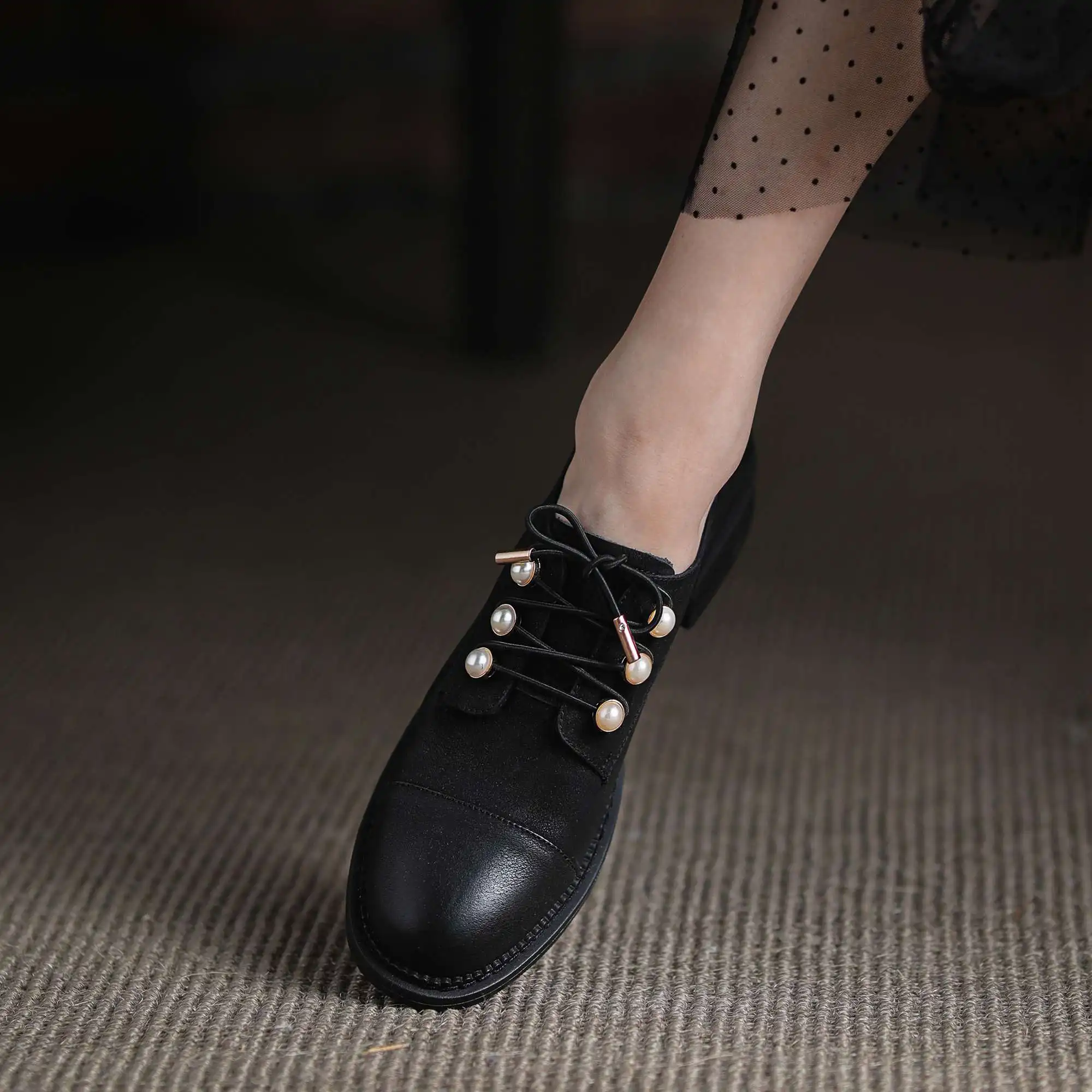 Krazing pot genuine leather round toe med heel brand shoes pearl decoration British style retro fashion basic women pumps L11
Krazing pot genuine leather round toe med heel brand shoes pearl decoration British style retro fashion basic women pumps L11