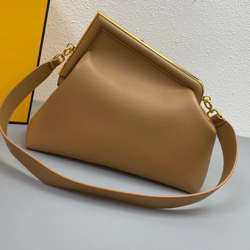 Metal edging big lock irregular leather solid color red envelope hand-held dinner bag ladies new fashion shoulder messenger bag.
Metal edging big lock irregular leather solid color red envelope hand-held dinner bag ladies new fashion shoulder messenger bag.