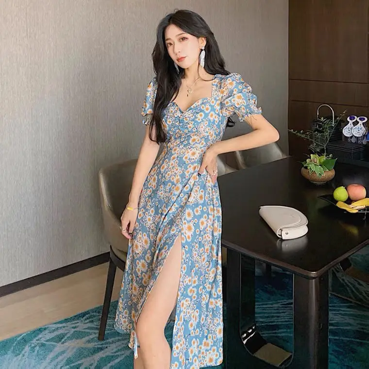 Summer 2021 new Korean version of the retro small daisy oil painting floral dress female waist was thin and temperament A-line s
Summer 2021 new Korean version of the retro small daisy oil painting floral dress female waist was thin and temperament A-line s