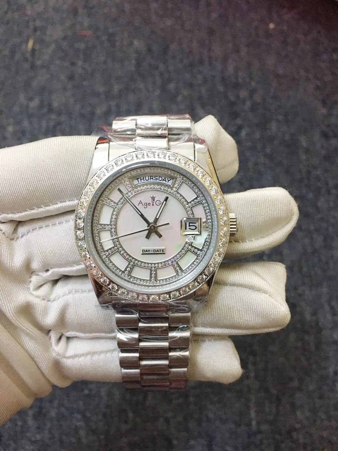 Luxury Men Day-Date Mother Of Pearl Gold Diamond Bezel Automatic Mechanical Stainless Steel Sapphire Daydate Watch 36mm
Luxury Men Day-Date Mother Of Pearl Gold Diamond Bezel Automatic Mechanical Stainless Steel Sapphire Daydate Watch 36mm