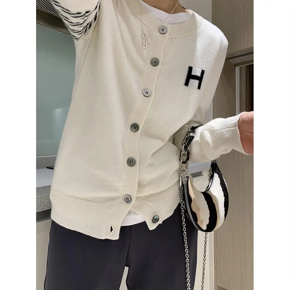 2021 Cashmere Vest Women's Loose H-jacquard Thin Knitted Jacket Sweater Thin Crew Neck Sweater 
2021 Cashmere Vest Women's Loose H-jacquard Thin Knitted Jacket Sweater Thin Crew Neck Sweater