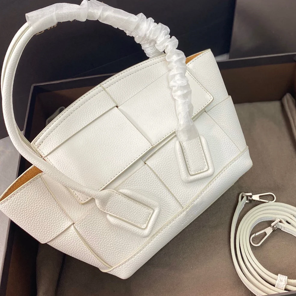 Women's designer style Mini real leather bag knitting arc handle women's real leather bag shoulder bag handbag messenger bag
Women's designer style Mini real leather bag knitting arc handle women's real leather bag shoulder bag handbag messenger bag