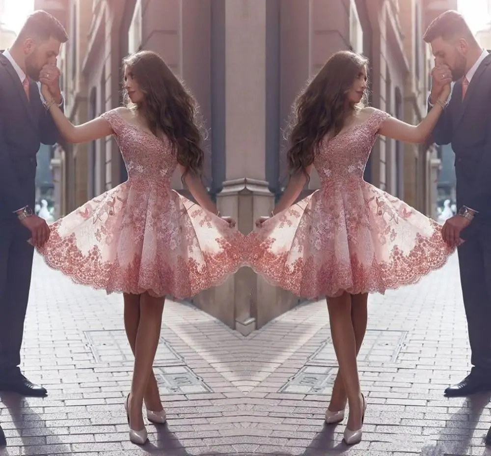 Dusty Pink New Arabic Homecoming Dresses Off Shoulders Lace Appliques Cap Sleeves Short Prom Dresses Backless Cocktail Dresses
Dusty Pink New Arabic Homecoming Dresses Off Shoulders Lace Appliques Cap Sleeves Short Prom Dresses Backless Cocktail Dresses