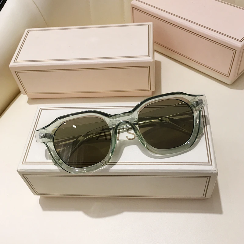 

Fashion Green Frame Yellow Lens Square Sunglasses Women 2021 Brand Design Vintage Rivets Rectangle Sun Glasses Men Shades Oculos