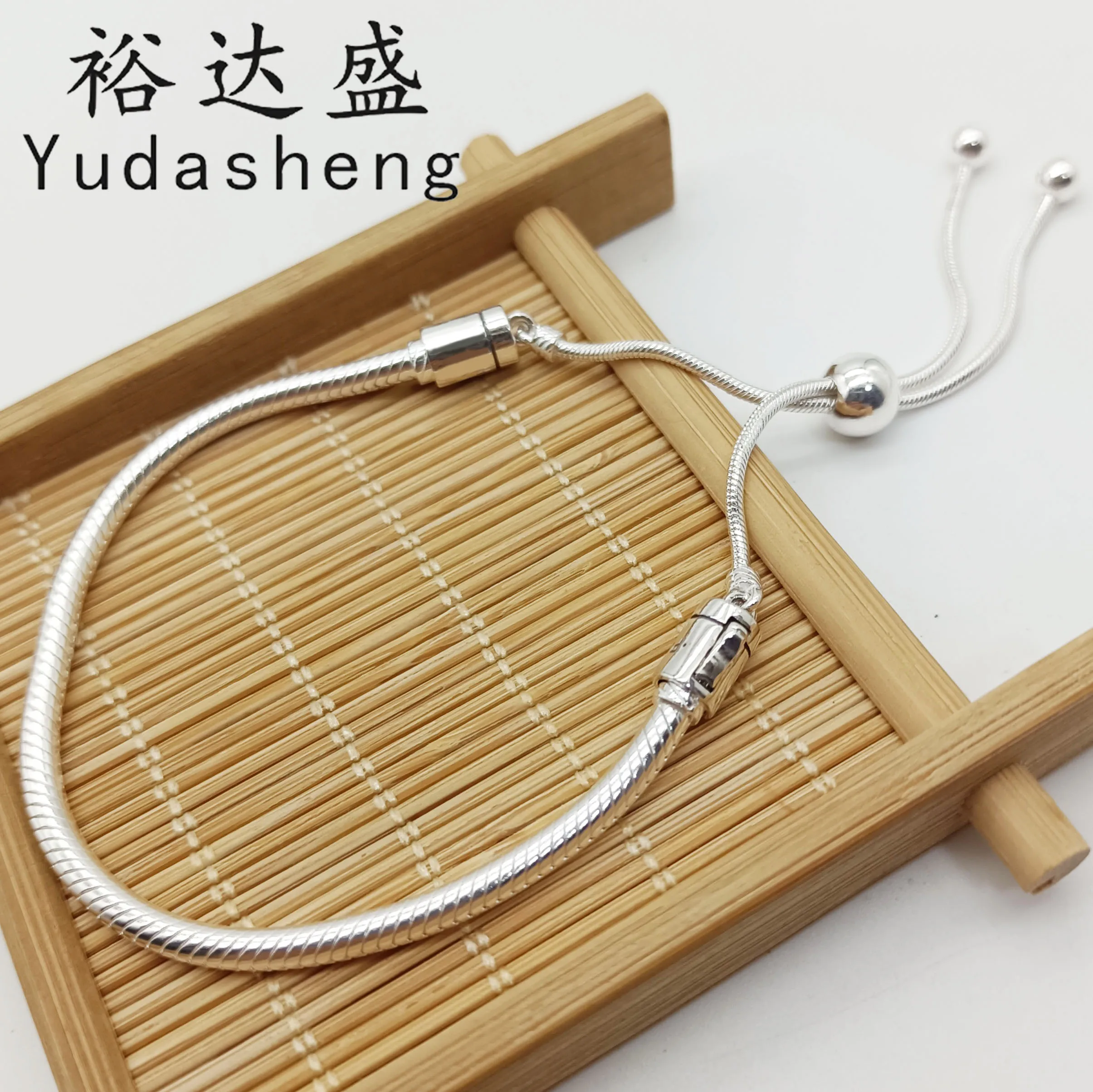 Fashion Jewelry Moments Snake Chain Slider Bracelet As an ideal gift for friends and lovers
Fashion Jewelry Moments Snake Chain Slider Bracelet As an ideal gift for friends and lovers