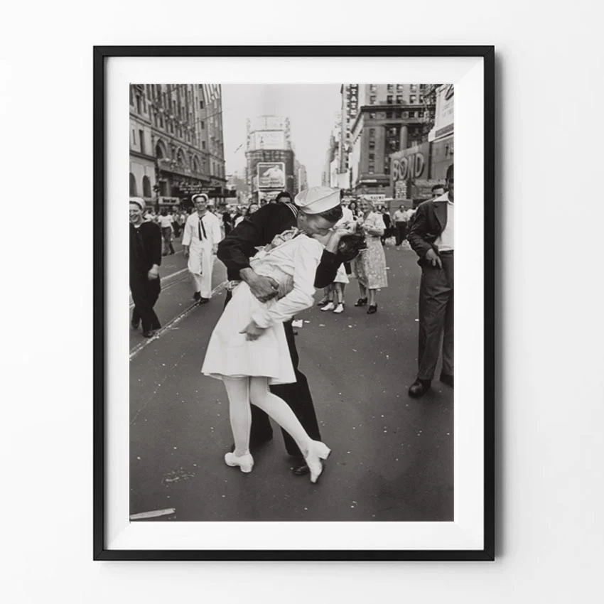 Фото Холст для живописи Винтаж черно белая фоторамка поцелуй победы - купить