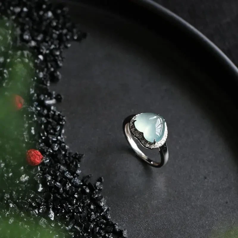 Japanese and Korean New Fashion Temperament Chalcedony Ice-like Ice Clear Bottom Heart-Shaped Ring Gem S925 Silver Inlaid Ring
Japanese and Korean New Fashion Temperament Chalcedony Ice-like Ice Clear Bottom Heart-Shaped Ring Gem S925 Silver Inlaid Ring
