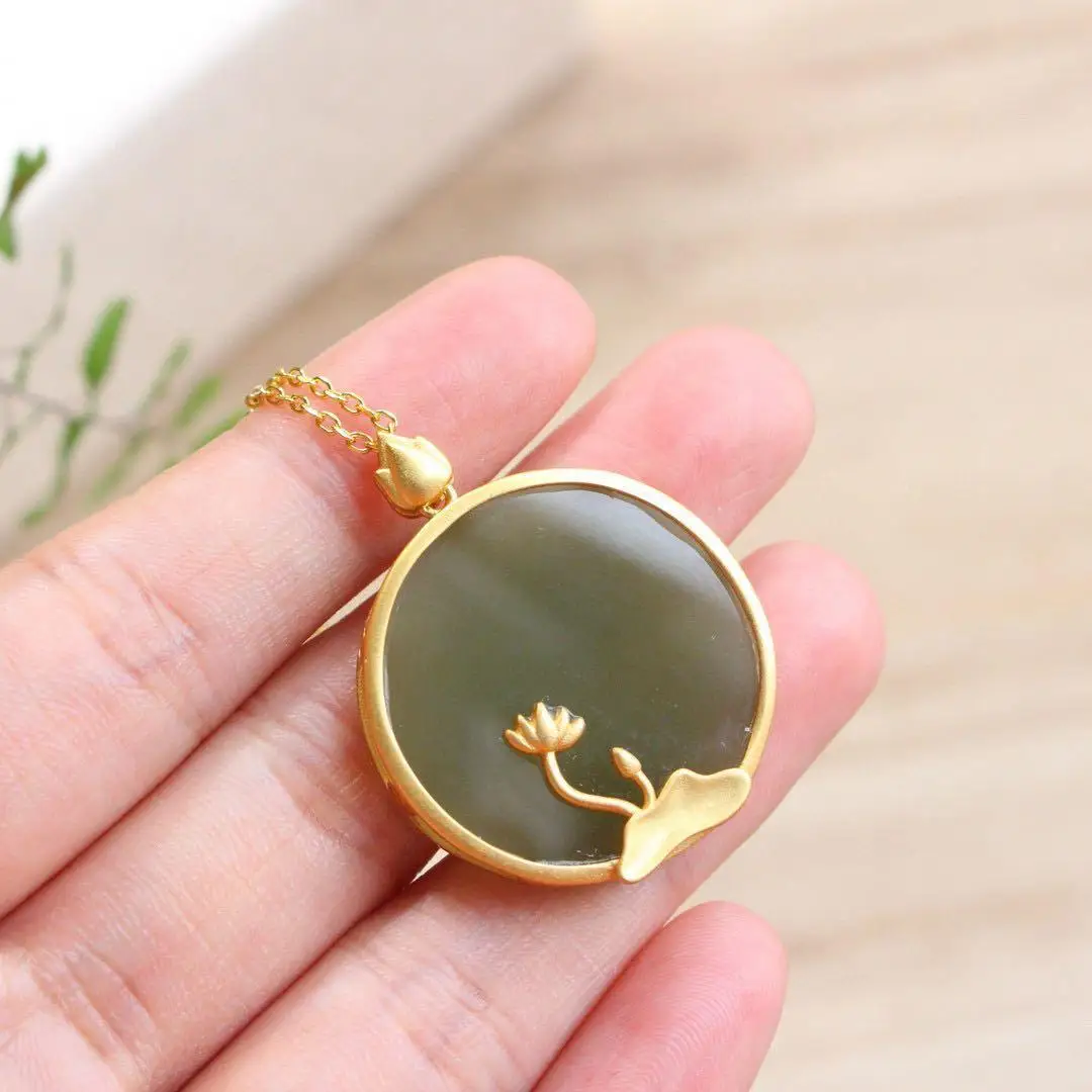 S925 Sterling Silver Hetian Gray Jade Lotus Pendant Clavicle Chain Vintage White Jade Elegant Niche Design Pendant for Women
S925 Sterling Silver Hetian Gray Jade Lotus Pendant Clavicle Chain Vintage White Jade Elegant Niche Design Pendant for Women
