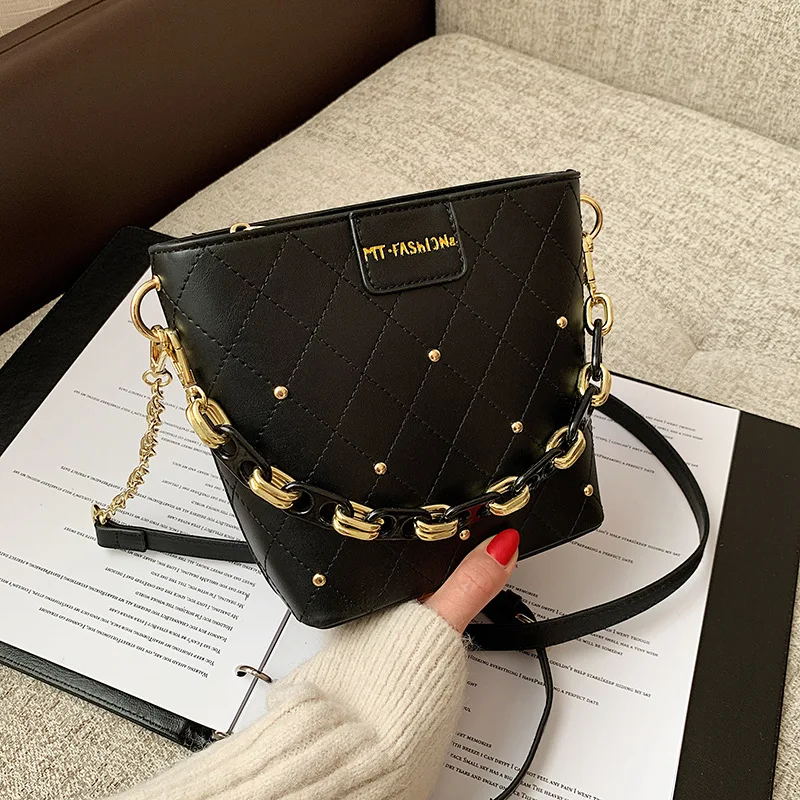 High Quality Ladies One Shoulder Messenger Bag Handbag 2021 New Korean Version Bucket Bag Fashion Retro Diamond Chain Female Bag
High Quality Ladies One Shoulder Messenger Bag Handbag 2021 New Korean Version Bucket Bag Fashion Retro Diamond Chain Female Bag