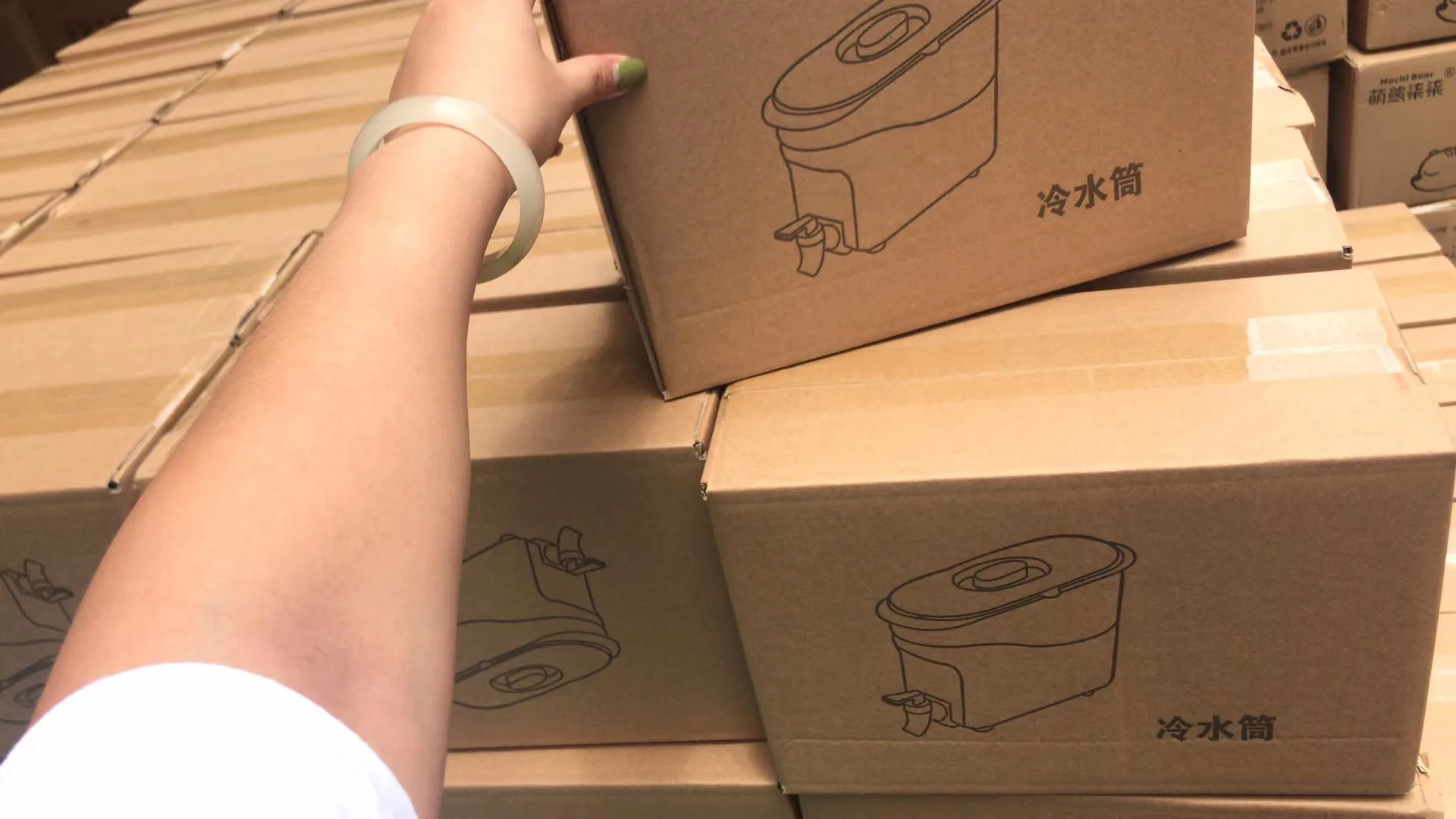 2021 New Cold Water Tank Refrigerator Cold Water Kettle Summer Cold Drinks Box Household Cold Water Simple Storage LKKCHER
2021 New Cold Water Tank Refrigerator Cold Water Kettle Summer Cold Drinks Box Household Cold Water Simple Storage LKKCHER