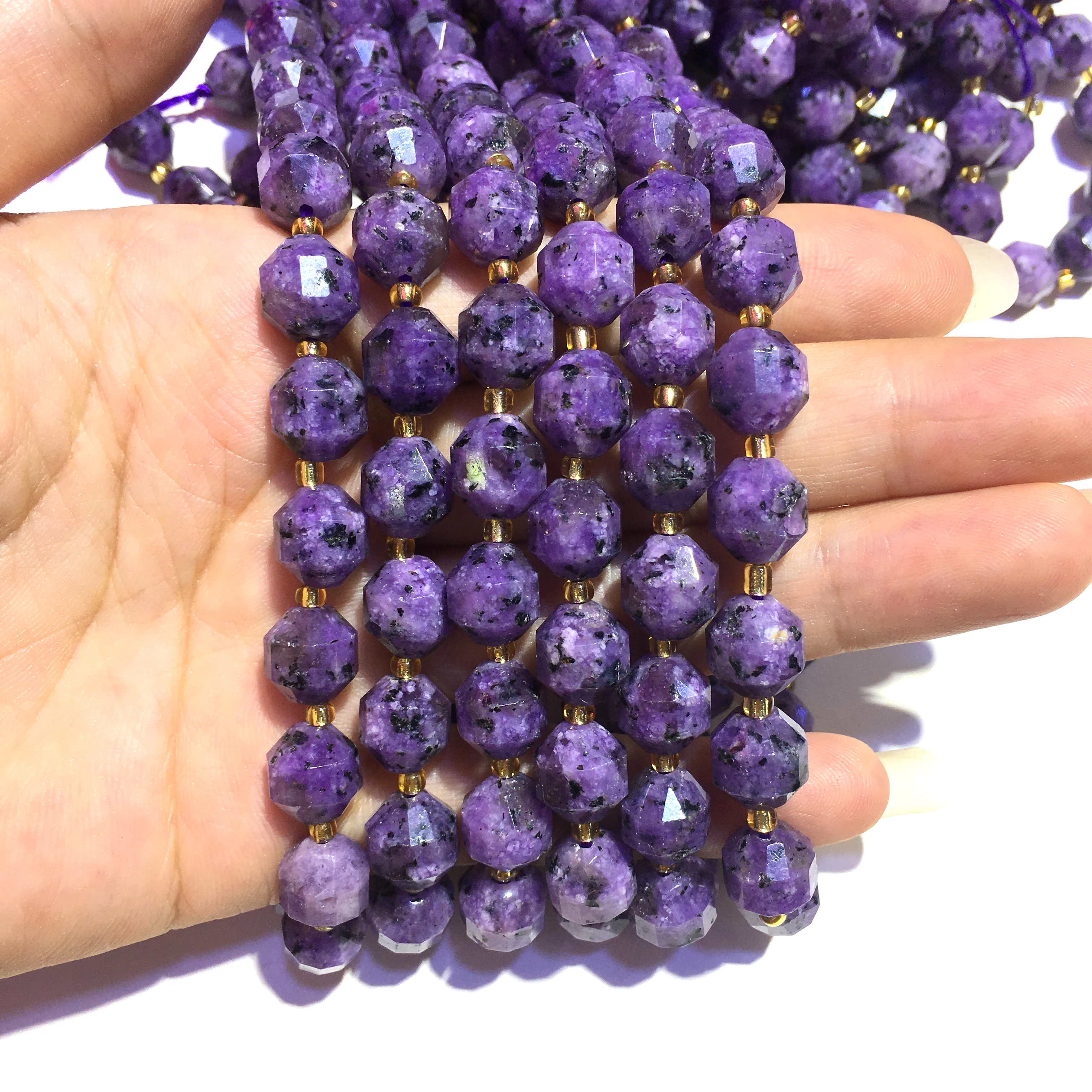 Бусины из натурального камня Charoite Nugget россыпью для изготовления самодельных
