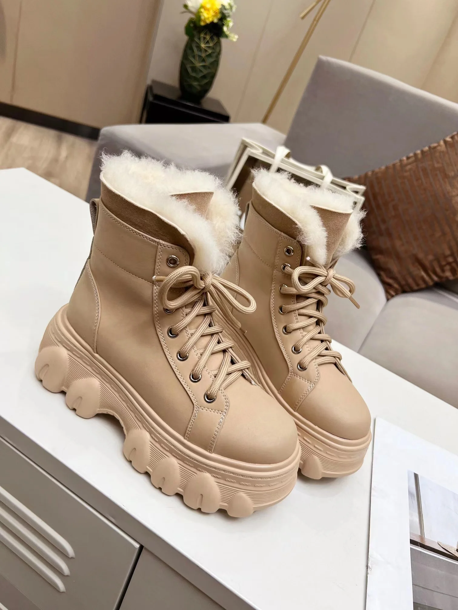 Женские зимние ботильоны с мехом, роскошные брендовые модные зимние ботинки 2021, теплые высокие ботинки на толстой подошве и высоком массивн...
Женские зимние ботильоны с мехом, роскошные брендовые модные зимние ботинки 2021, теплые высокие ботинки на толстой подошве и высоком массивн...