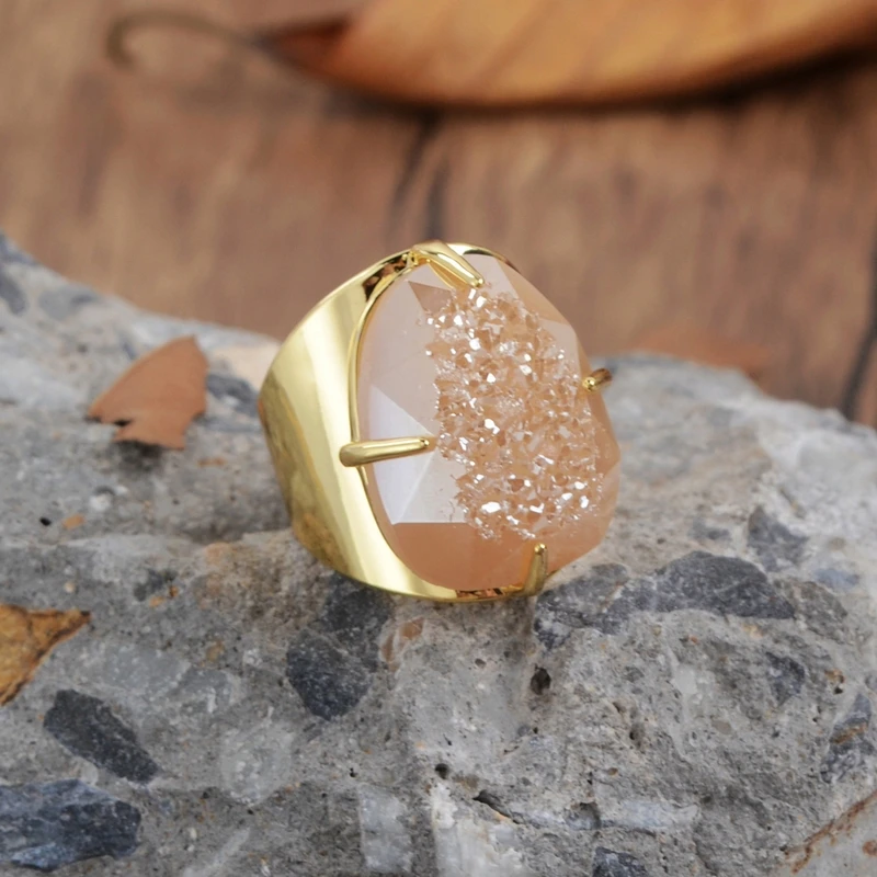 BOROSA Rainbow Titanium Druzy Faceted Claw Ring Copper Gold-color Teardrop Egg Shape Champagne Druzy Ring
BOROSA Rainbow Titanium Druzy Faceted Claw Ring Copper Gold-color Teardrop Egg Shape Champagne Druzy Ring