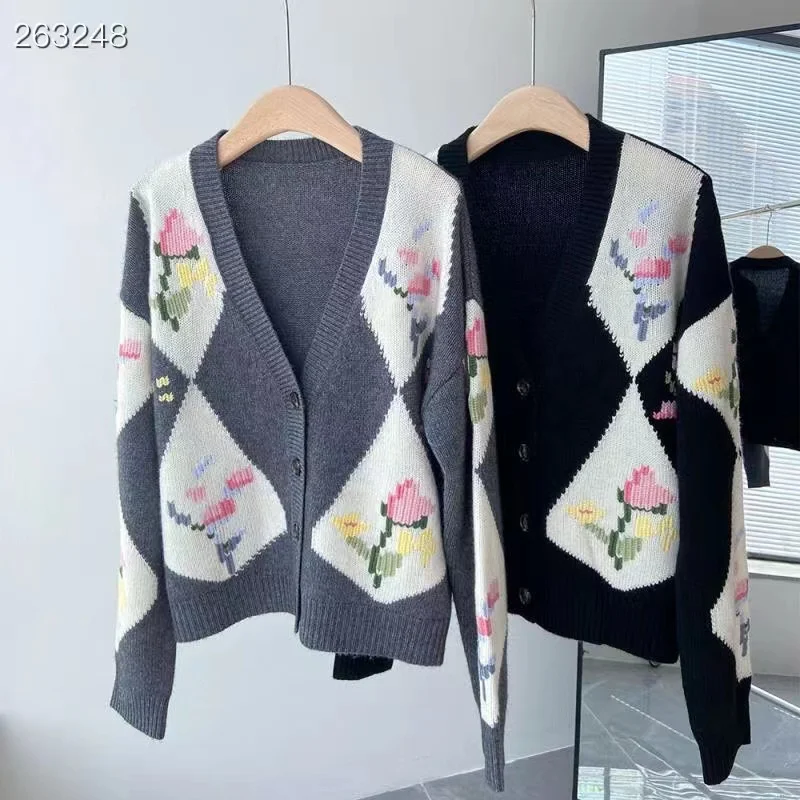 High Quality Runway Design Cardigan Sweater Women 2022 Spring Flowers Embroidery Knitted Femme Cashmere Sweater
High Quality Runway Design Cardigan Sweater Women 2022 Spring Flowers Embroidery Knitted Femme Cashmere Sweater