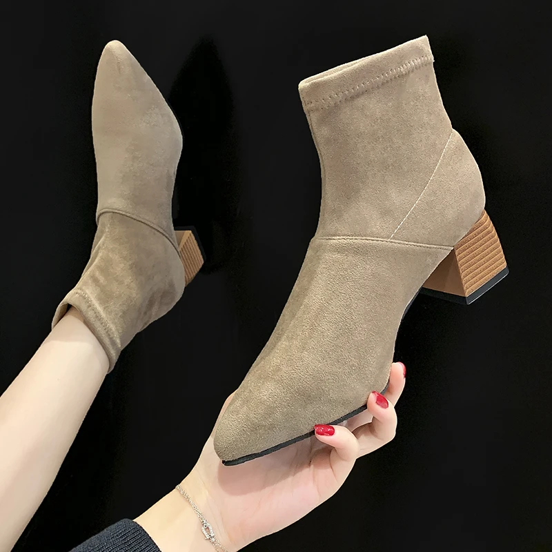 2021 new Korean version of winter pointed toe short boots female thick heel suede nude color boots fashion mid-heel short boots 
2021 new Korean version of winter pointed toe short boots female thick heel suede nude color boots fashion mid-heel short boots