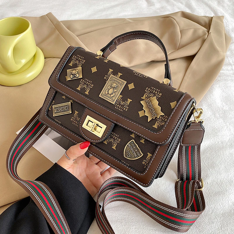 2021 Vintage Badge Letter Shoulder Bags Women Travel Fashion Oneshoulder Portable Crossbody Luxury Bag Female Handbags For Women
2021 Vintage Badge Letter Shoulder Bags Women Travel Fashion Oneshoulder Portable Crossbody Luxury Bag Female Handbags For Women