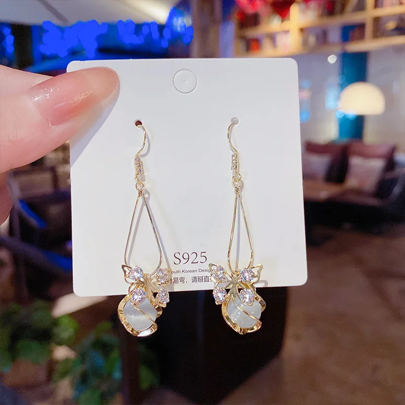 Light Luxury Design High-end Zircon Ice Earrings Korean Style Temperament Fashion Women 2021 New Creative Boutique Earrings 
Light Luxury Design High-end Zircon Ice Earrings Korean Style Temperament Fashion Women 2021 New Creative Boutique Earrings