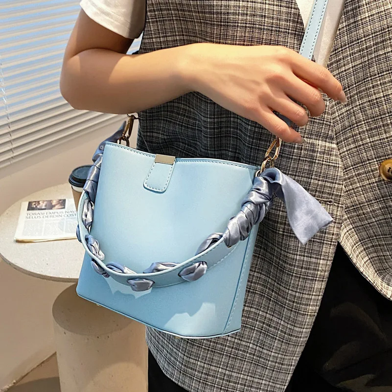 Летний Шелковый шарф, маленькая сумка, новинка 2021, Модная Портативная женская сумка, сумка-мессенджер через плечо, Универсальная высококаче... 
Летний Шелковый шарф, маленькая сумка, новинка 2021, Модная Портативная женская сумка, сумка-мессенджер через плечо, Универсальная высококаче...