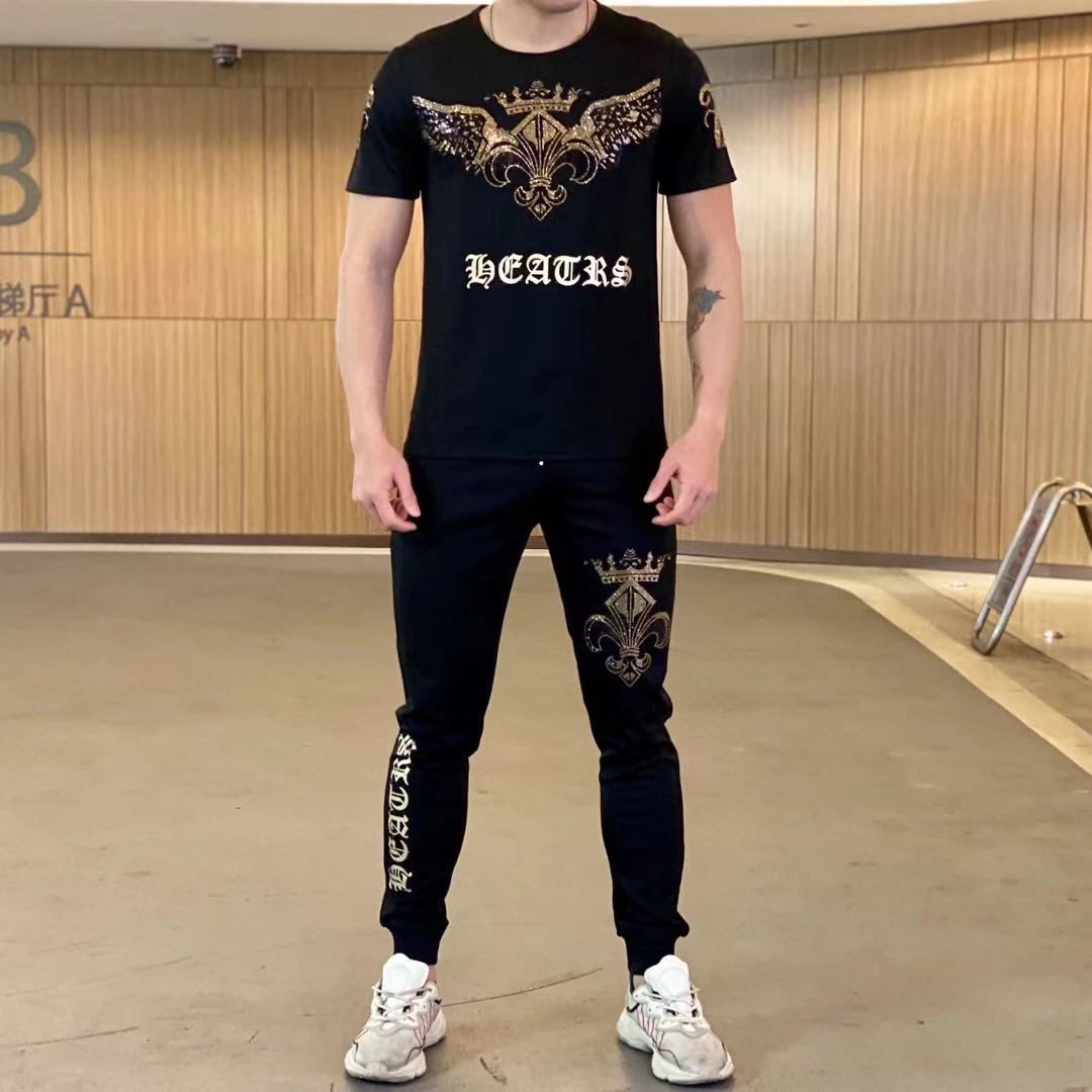 Летняя спортивная одежда, мужская футболка с надписью и принтом в английском стиле + брюки, модная Изысканная Удобная футболка с мультяшным принтом и бриллиантами
Летняя спортивная одежда, мужская футболка с надписью и принтом в английском стиле + брюки, модная Изысканная Удобная футболка с мультяшным принтом и бриллиантами