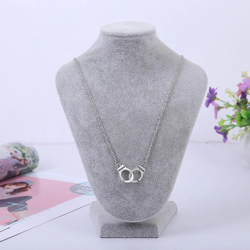 Fashion Handcuff Pendant Necklace for Women Men Steampunk Fashion Chain Jewelry Lover's Collares Valentine's Day Gifts
Fashion Handcuff Pendant Necklace for Women Men Steampunk Fashion Chain Jewelry Lover's Collares Valentine's Day Gifts