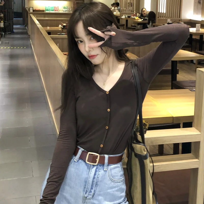 Футболка женская с V-образным вырезом и длинным рукавом 
Футболка женская с V-образным вырезом и длинным рукавом