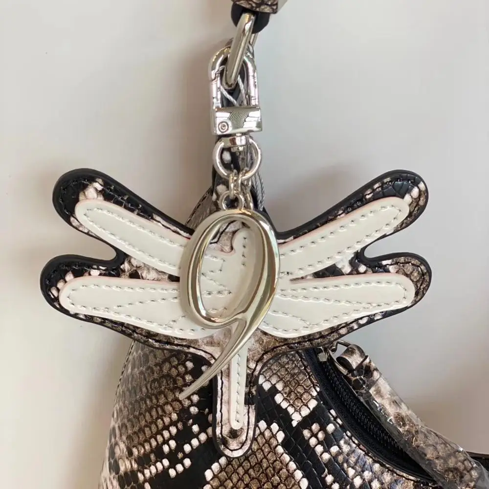 Crocodile Pattern Cow leather one shoulder handbag Amber Mini Underarm Crescent Bag Dumpling Bag Retro 2020 new design fashion
Crocodile Pattern Cow leather one shoulder handbag Amber Mini Underarm Crescent Bag Dumpling Bag Retro 2020 new design fashion