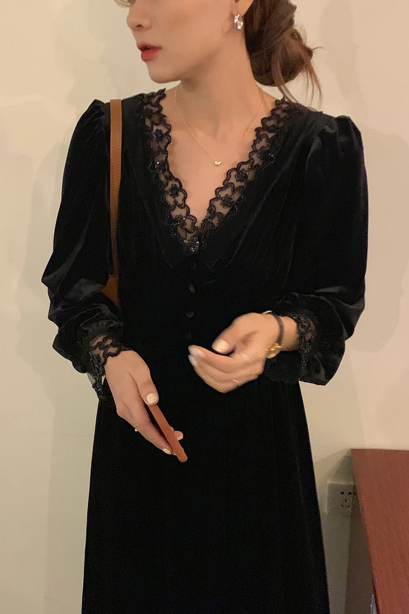 Women's dress Korean temperament show thin V-neck heavy industry lace stitching back Lace Waist velvet dress women's dress
Women's dress Korean temperament show thin V-neck heavy industry lace stitching back Lace Waist velvet dress women's dress