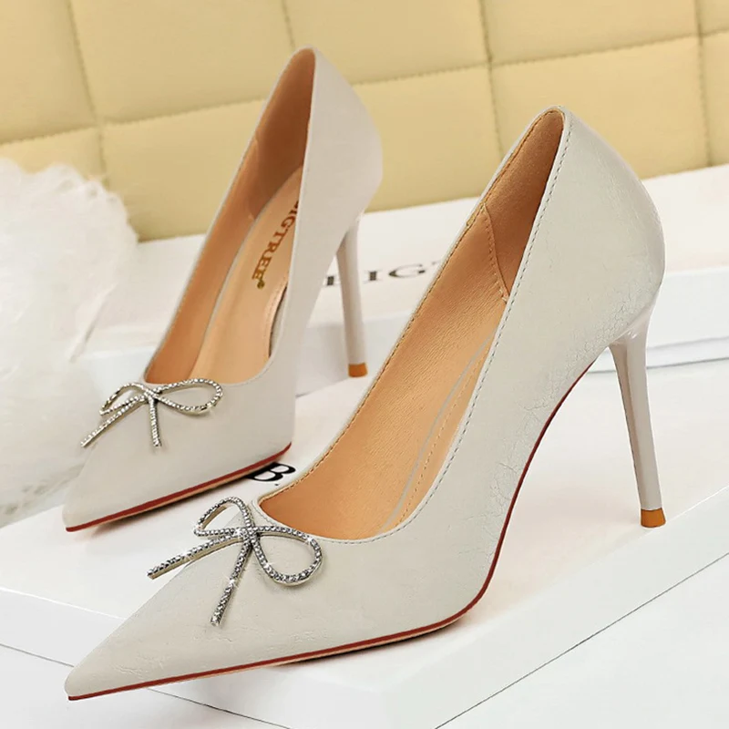 2022 Sweet Women 9.5cm Stiletto High Heels Pumps Crystal Knots Wedding Stripper Heels Scarpins Designer Plus Size Bride Shoes
2022 Sweet Women 9.5cm Stiletto High Heels Pumps Crystal Knots Wedding Stripper Heels Scarpins Designer Plus Size Bride Shoes