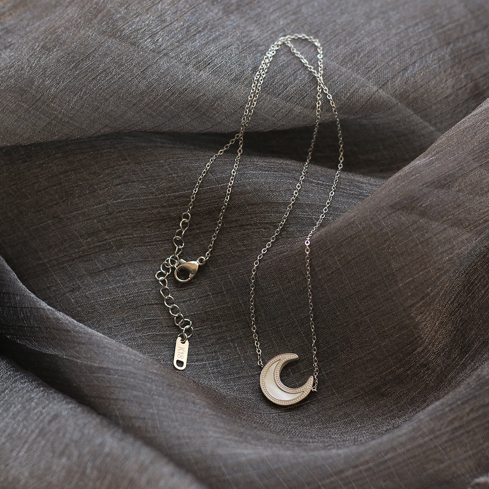 2021 New Stainless Steel Gold Silver Romantic Mother Of Pearl Crescent Moon Pendant Necklaces for Women Designer
2021 New Stainless Steel Gold Silver Romantic Mother Of Pearl Crescent Moon Pendant Necklaces for Women Designer
