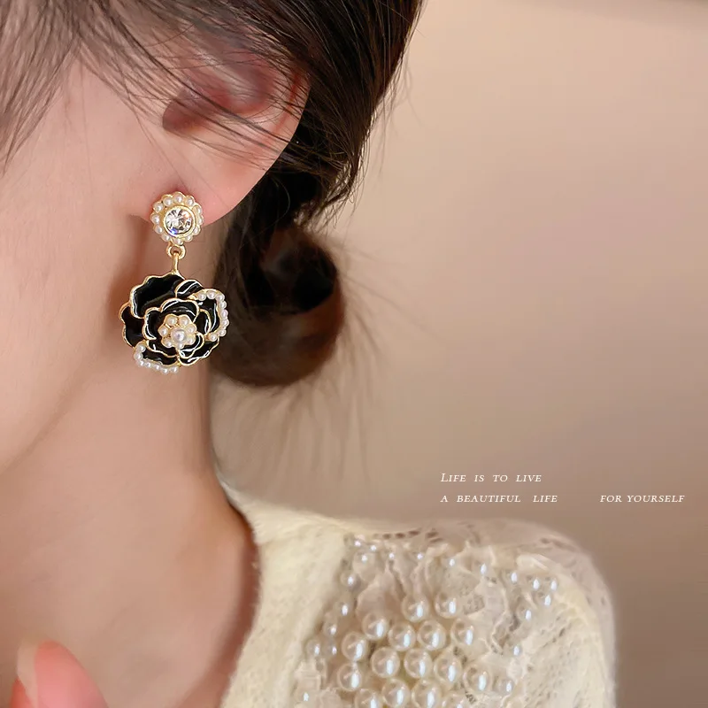 925 silver needle pearl diamond dripping Camellia Flower Earrings French retro high sense versatile Earrings atmospheric Earring
925 silver needle pearl diamond dripping Camellia Flower Earrings French retro high sense versatile Earrings atmospheric Earring