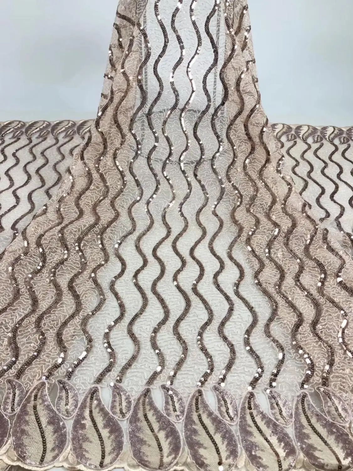 New design African Lace Fabric 2019 French tulle Lace embroidery with High Quality sequins Fabric Used for women wedding dresses
New design African Lace Fabric 2019 French tulle Lace embroidery with High Quality sequins Fabric Used for women wedding dresses