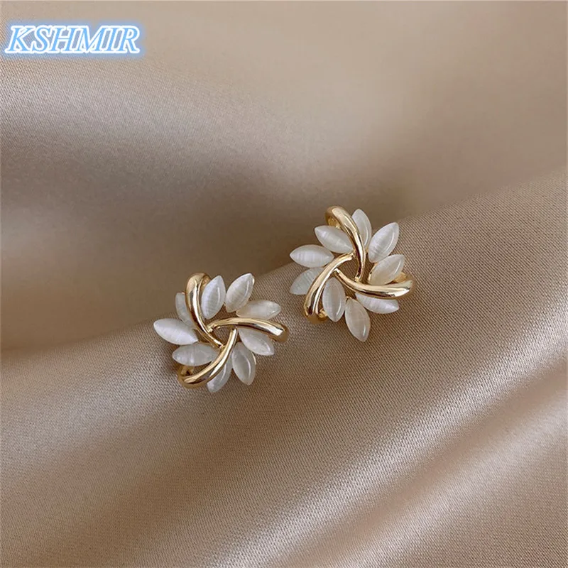 Elegant and Exquisite Opal Petal Circle Stud Earrings For Woman 2021 New Classic Jewelry Luxury Party Girl Unusual Earrings
Elegant and Exquisite Opal Petal Circle Stud Earrings For Woman 2021 New Classic Jewelry Luxury Party Girl Unusual Earrings