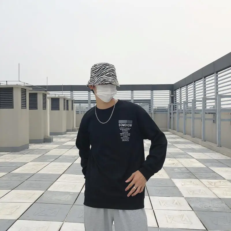 Мужской свободный свитер с круглым вырезом 
Мужской свободный свитер с круглым вырезом