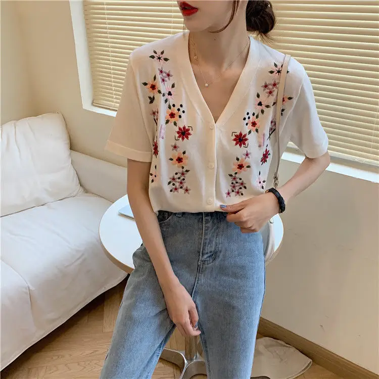 Summer Graceful V-neck Embroidery Ice Silk Thin Short Sleeve BM Knitted Cardigan Women 's Embroidered Fashionable Jacket Top
Summer Graceful V-neck Embroidery Ice Silk Thin Short Sleeve BM Knitted Cardigan Women 's Embroidered Fashionable Jacket Top