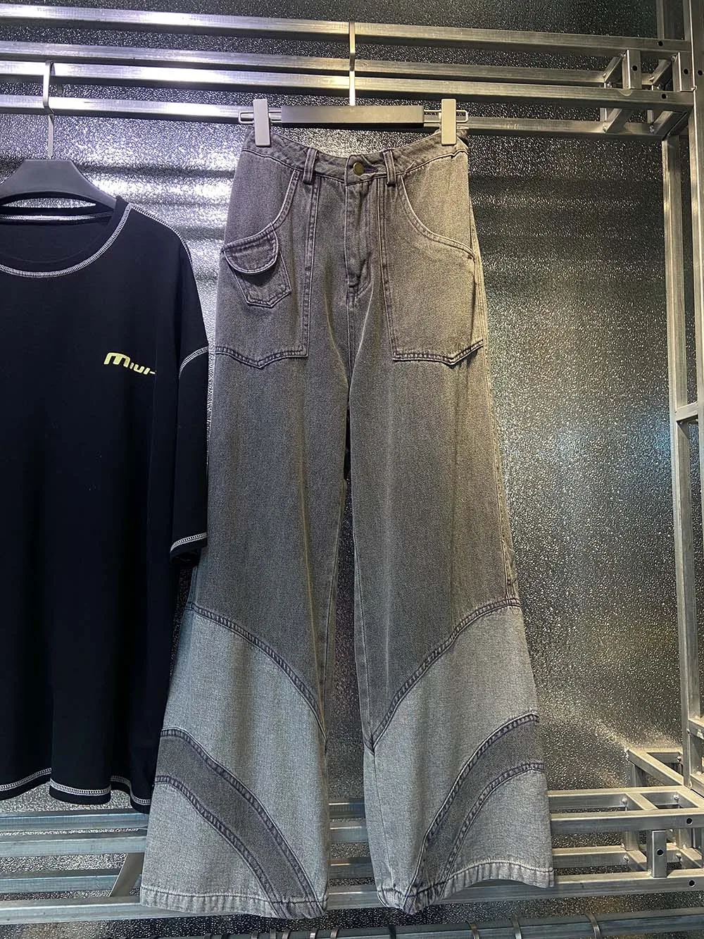 Make old washed contrasting wide-leg mop jeans. Men and women are lazy and feel relaxed. Straight-tube sewing trousers tide
Make old washed contrasting wide-leg mop jeans. Men and women are lazy and feel relaxed. Straight-tube sewing trousers tide