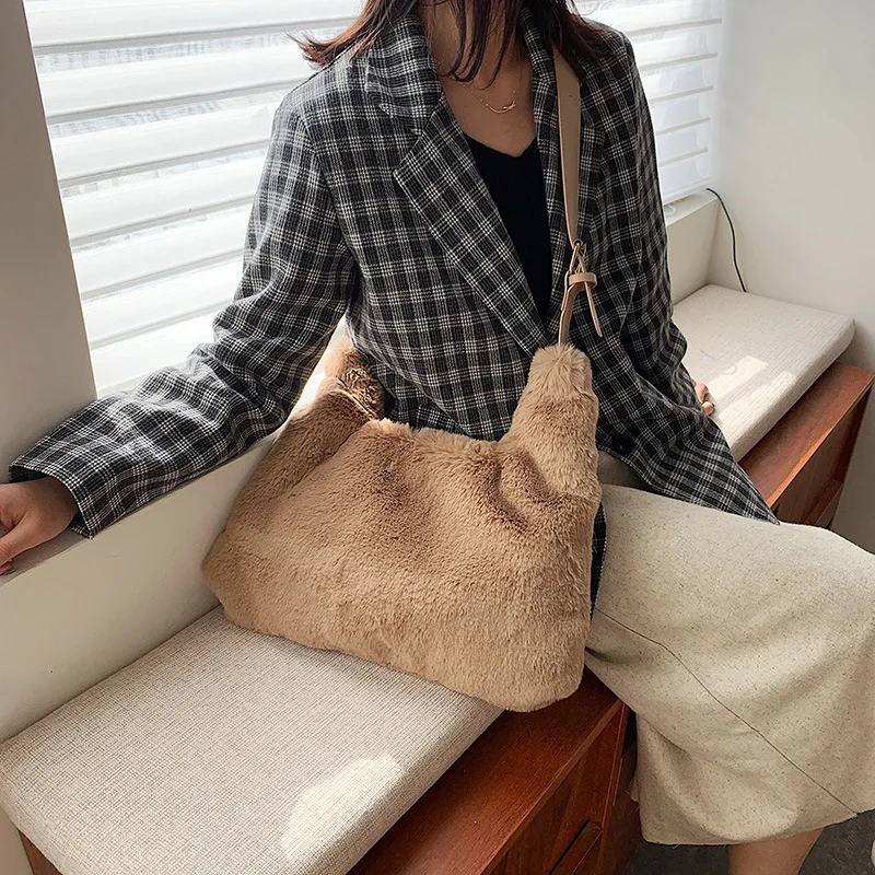 2021 new trendy large-capacity plush autumn and winter Western style wild one-shoulder messenger bag
2021 new trendy large-capacity plush autumn and winter Western style wild one-shoulder messenger bag