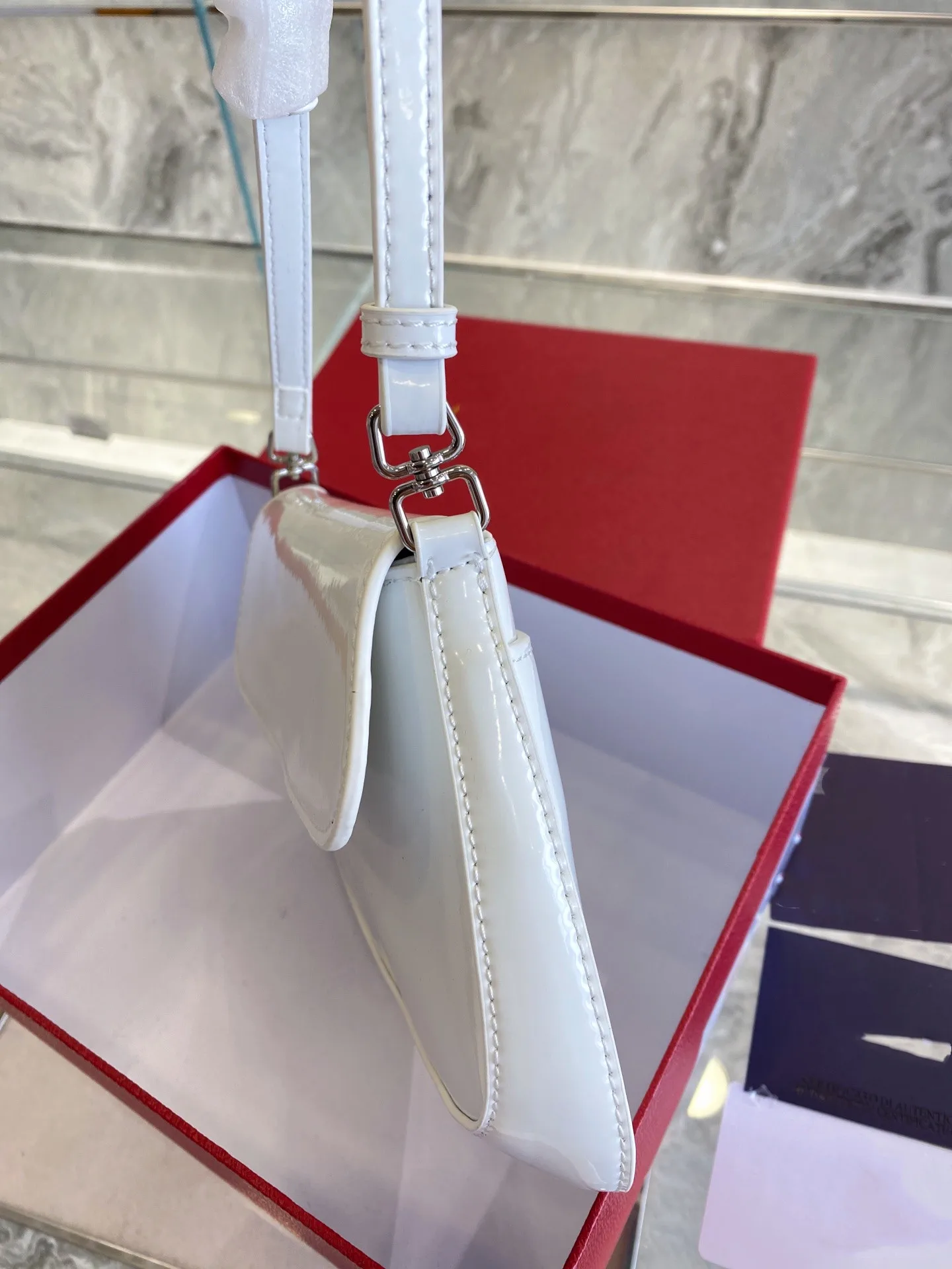 New product recommendation fashion one-shoulder underarm bag simple flip solid color handbag
New product recommendation fashion one-shoulder underarm bag simple flip solid color handbag