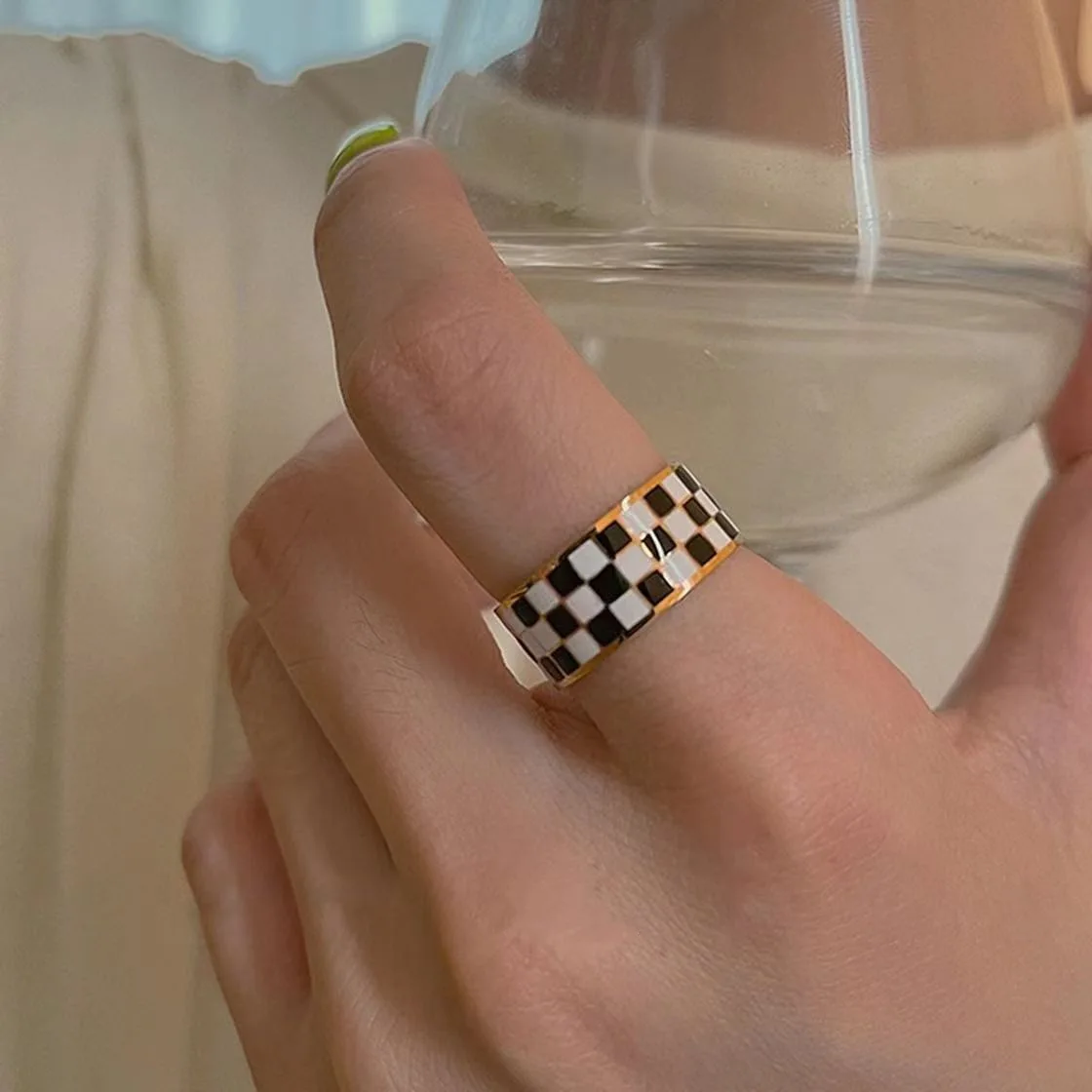 Light Luxury Vintage Black and White Chessboard Grid Dome Rings for Women Metal Chunky Bold Opening Ring Wholesale Items Jewelry
Light Luxury Vintage Black and White Chessboard Grid Dome Rings for Women Metal Chunky Bold Opening Ring Wholesale Items Jewelry
