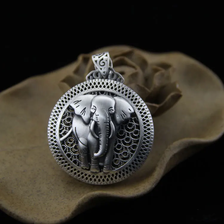 Luck 990 fine silver elephant sweater pendant circular hollow out matte silver pendant
Luck 990 fine silver elephant sweater pendant circular hollow out matte silver pendant